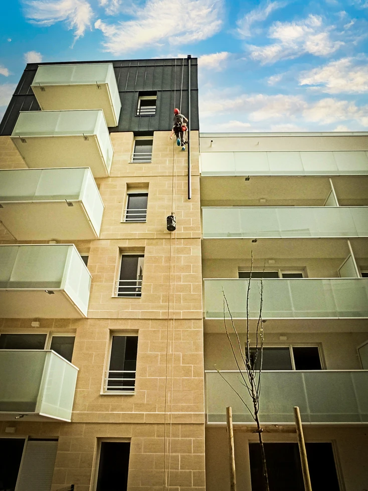 Intervention de cordistes MS Access pour dep, mais qu’est-ce que c’est ? chez COBAREC à Le Bouscat (bâtiment) – 1